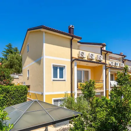 Apartment 3 Bedroom Awesome In