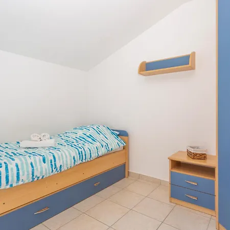 Apartment 3 Bedroom Awesome In Dobrinj