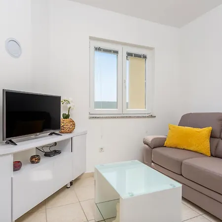 Apartment 3 Bedroom Awesome In