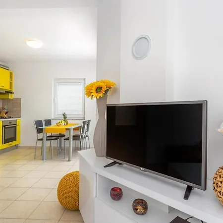 3 Bedroom Awesome In Apartment *