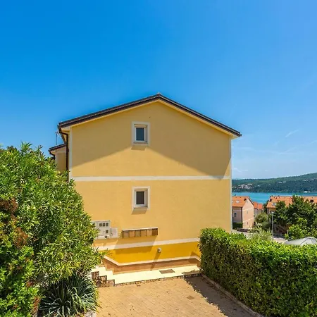 3 Bedroom Awesome In Apartment Dobrinj
